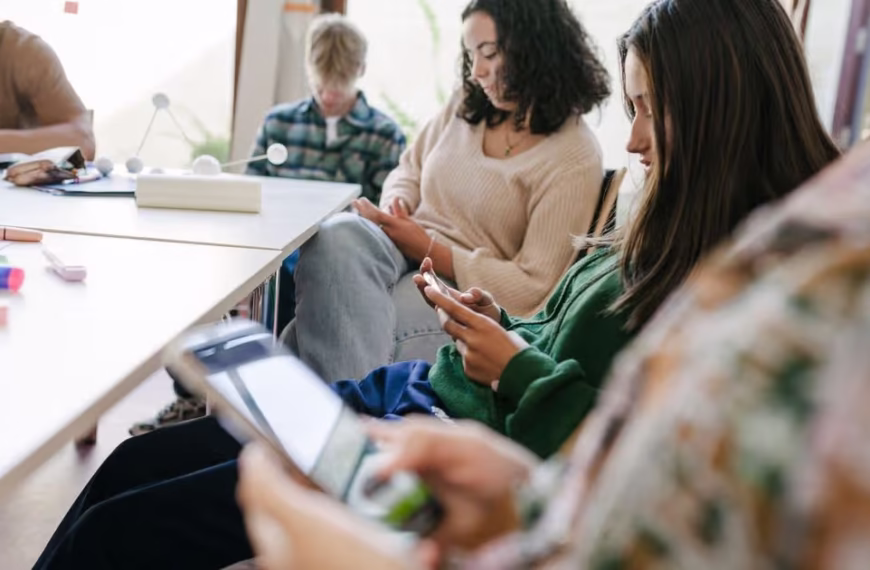 House of Lords Backs Ban on Phones in Schools